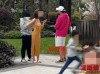 杭州一小区女网红“裸背”拍照上热搜，宝妈担心带坏孩子，网友：愁的是爸爸