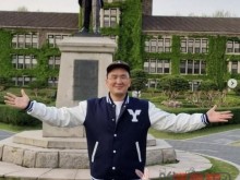 尹亨彬延世大学校园里散步，称实现他的学生梦想