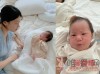 韩智惠分享育儿状况，韩智惠用婴儿背袋抱着女儿