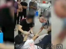 上海地铁8号线突发：一个猥琐男竟用AJ鞋T拍女生裙底？