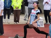 广州某外国语学院运动会惊现“运动媛”？穿黑丝参加100米比赛！