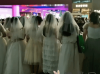 源计划的梗：王源演唱会粉丝穿婚纱只为“嫁给自己的青春”？