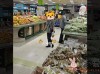 澳洲华人大妈把卖场变成「水果吃到饱」？店员弃守：每天来根本管不了！