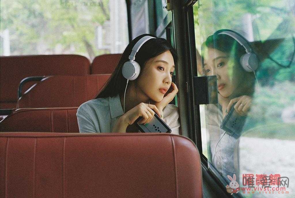 Red Velvet Joy在首张个人专辑 《Hello》中呈现复古风格 Red Velvet Joy在首张个人专辑 《Hello》中呈现复古风格