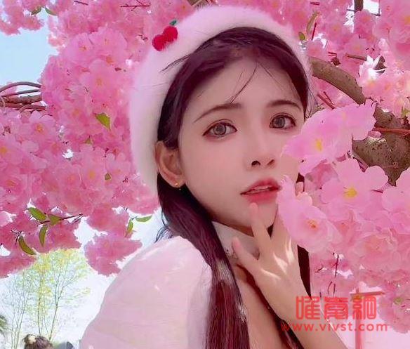 狗头萝莉转型当美妆博主 你怎么看