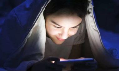 睡觉前尽量少玩手机 会影响睡眠或增加抑郁症