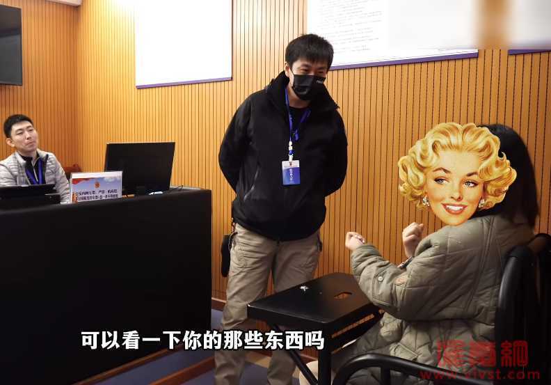 女主播涉黄被抓捕还嬉皮笑脸与警方唠嗑,扬言:等我漂亮点再抓我不行吗?