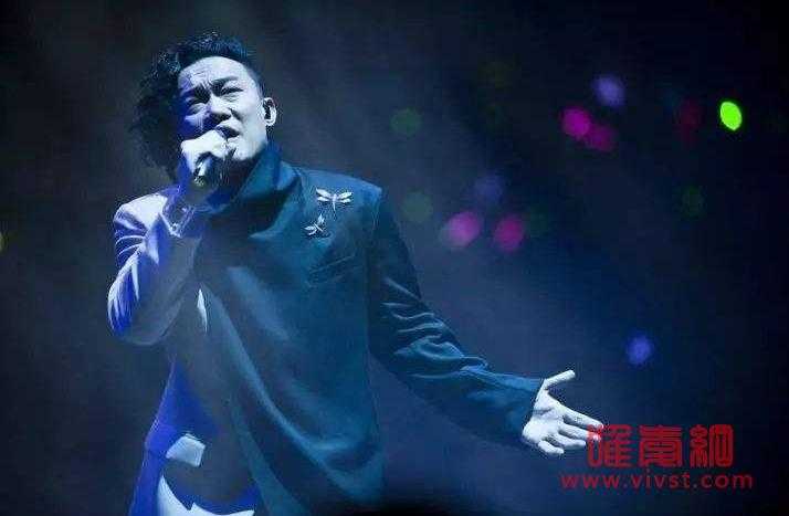 传言陈奕迅演唱会摔碎睾丸真的假的，他和王祖蓝是什么关系？
