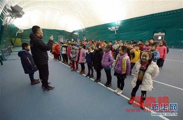 抗霾神器！小学生们雾霾天照样上体育课