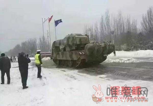 雪后街头出现扫雪神器：“坦克加飞机发动机”