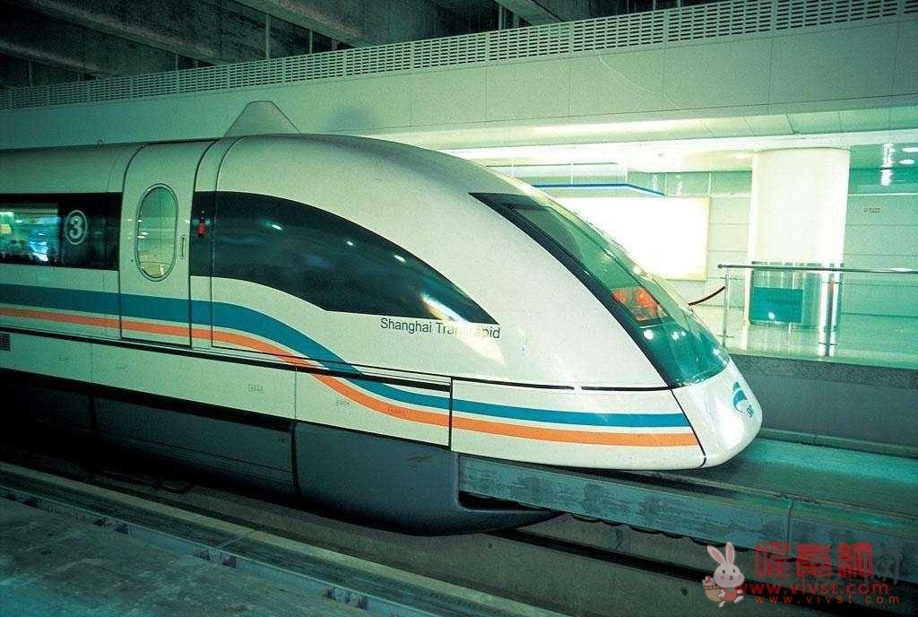 老外上海体验“地球最快”磁悬浮列车：感觉要飞起来了