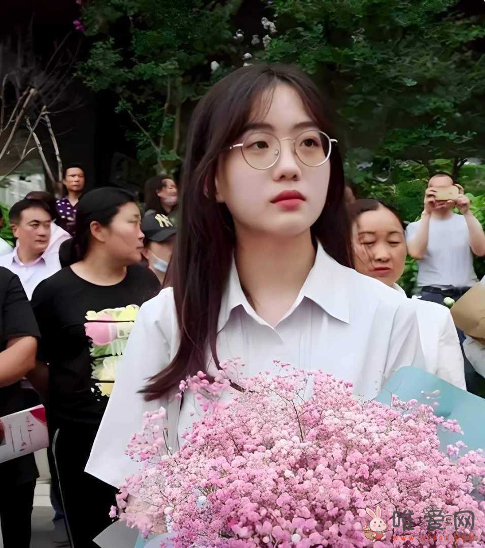 抖音爆火的高考送花女孩“XX视频”被爆！ 5000块在酒店呆了“三天三夜”？