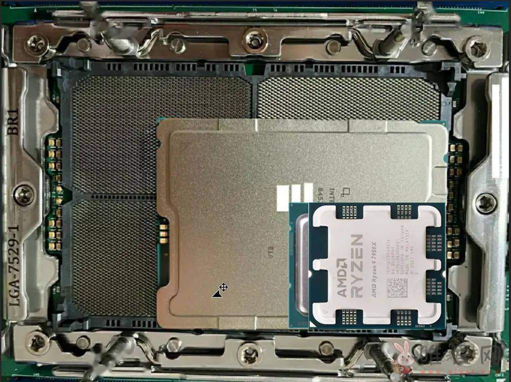 英特尔至强处理器插槽尺寸对比： LGA 1700尺寸不到LGA 7529的四分之一！