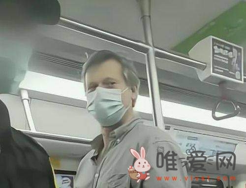 深圳地铁保安要求给外国人让座？祖国已强大，你还在当狗！