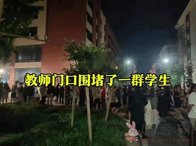 网传四川传媒学院西区情侣教室内激情鼓掌视频火了！引发全校学生围观！