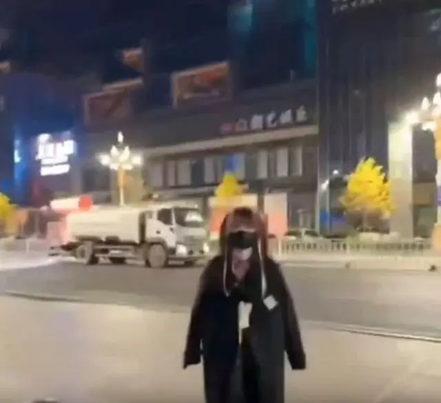 广东「周秀娜」多次在公共场合露出拍摄不雅视频被捕！网友：皆大欢喜！