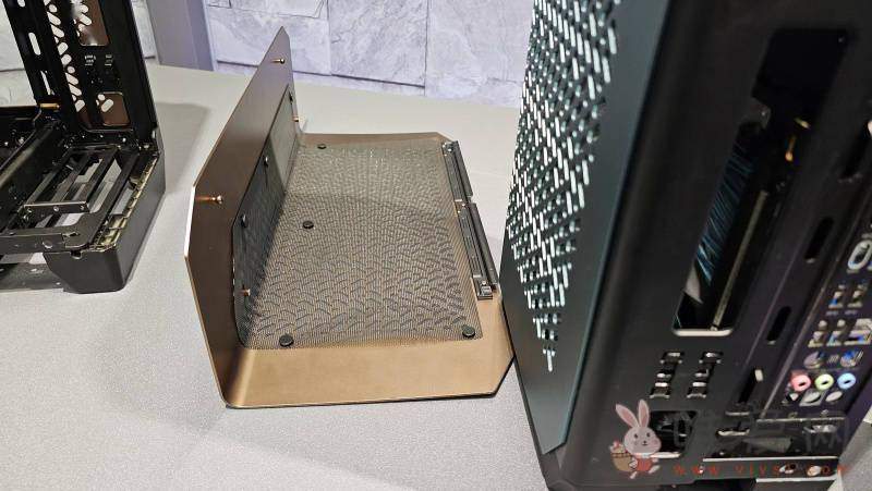 网传酷冷至尊展示紧凑型机箱NCore 100 Max允许安装厚度为三槽位、四槽位的显卡！