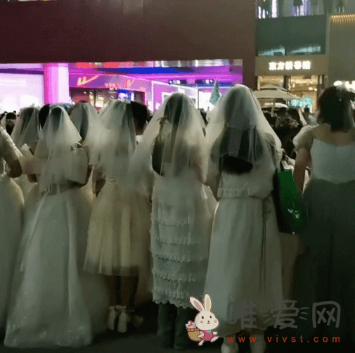 源计划的梗：王源演唱会粉丝穿婚纱只为“嫁给自己的青春”？