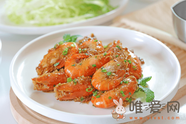 大头虾怎么做好吃？蒜蓉焖大虾的做法分享！
